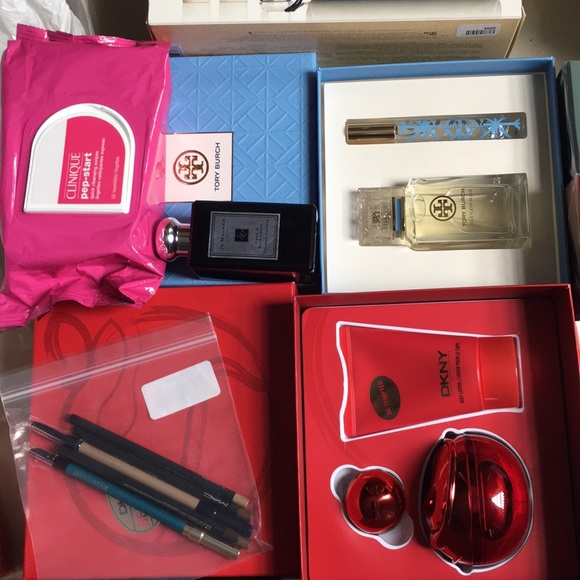 perfumes in men’s and women makeup an makeup bags - Picture 7 of 8